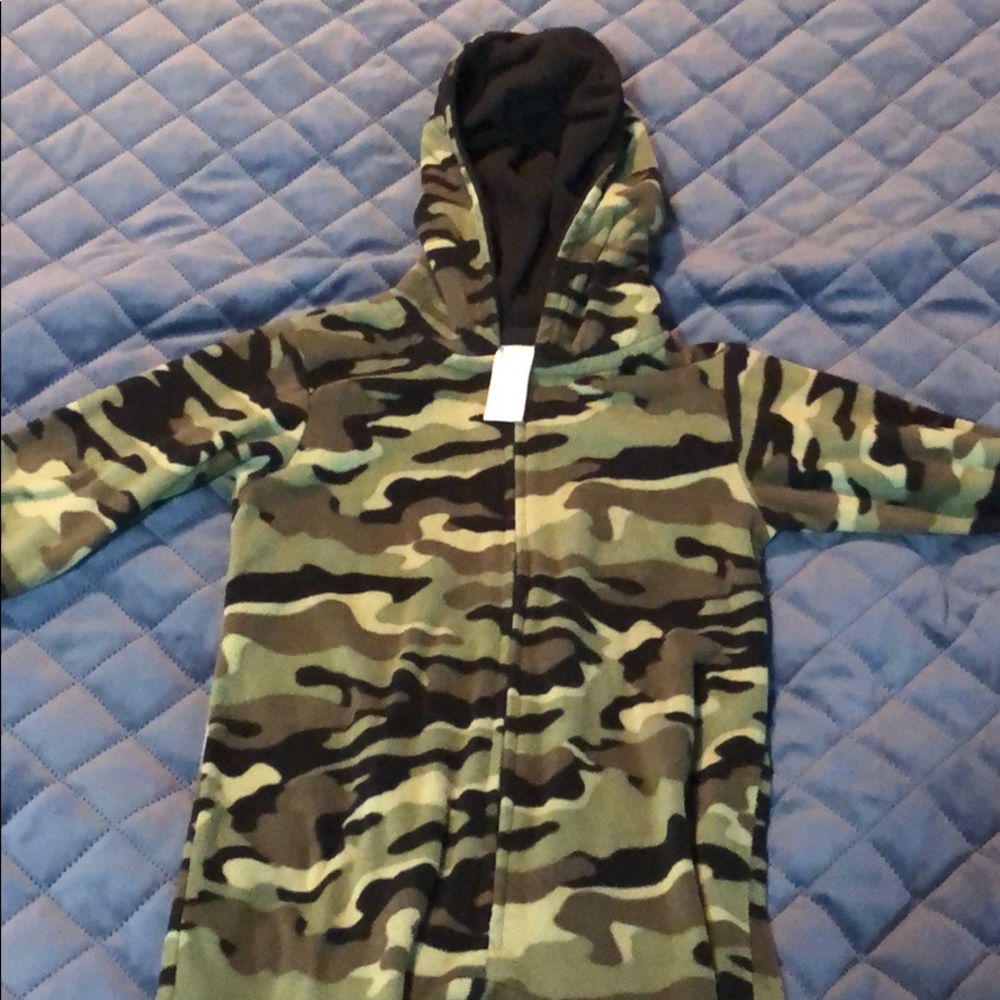 Boys children’s place zip up PJs